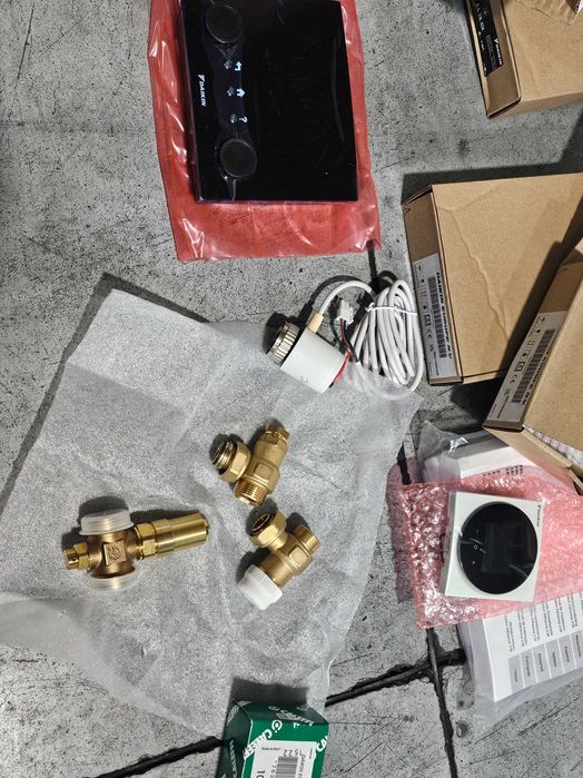 Термопомпа Daikin 12 KW + 5 конвектора Daikin + буфер 180