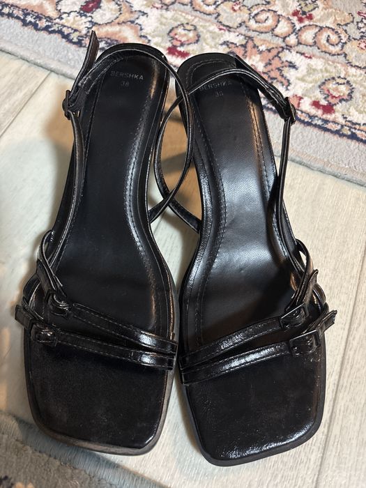 Босоножки BERSHKA черные