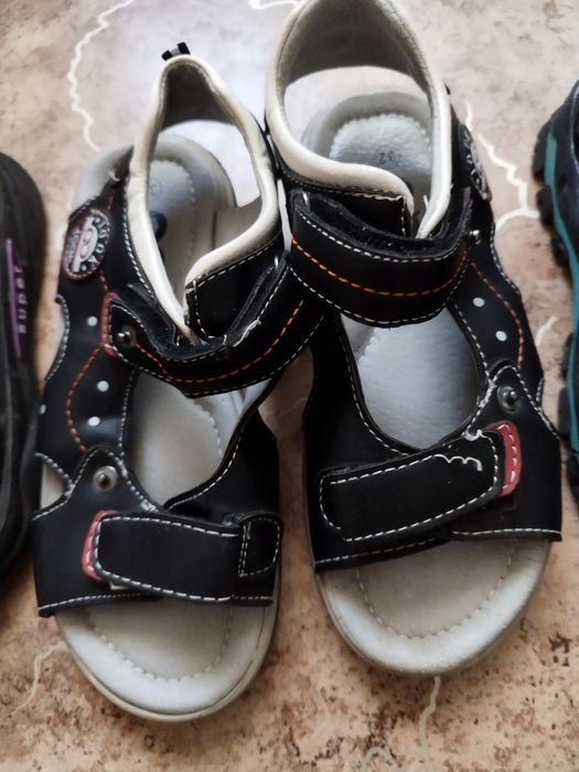 Кроссовки и сандали.