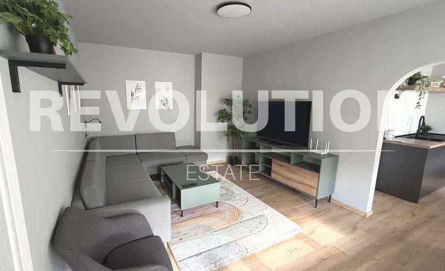 Дава се под наем Двустаен апартамент в Варна, Цветен квартал - 65 кв.м за 700 € - Снимка #1