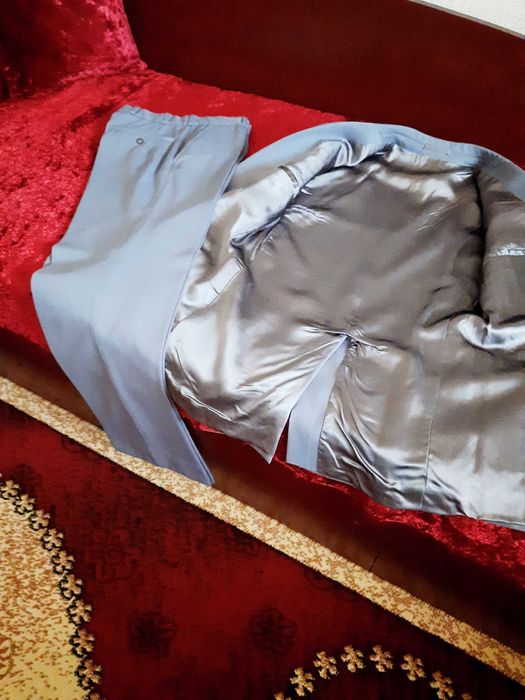 Мъжки костюм - сив, плътна коприна, размер 50