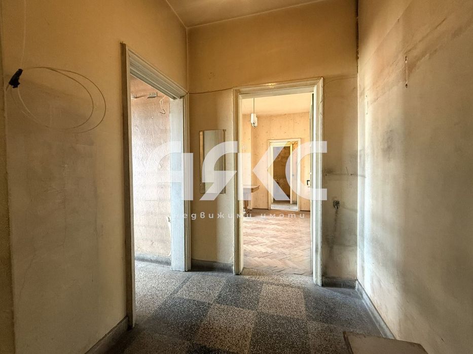 Тристаен апартамент в Центъра до МЕТРОСТАНЦИЯ