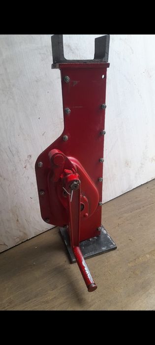 Рейчный домкрат .