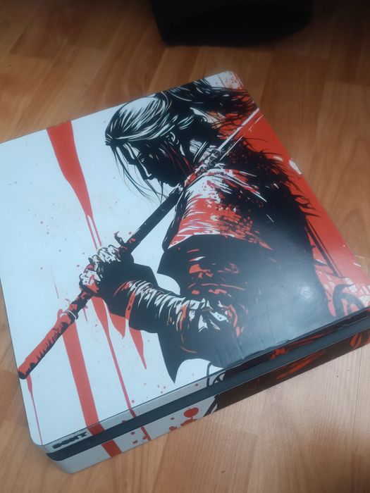 Продам PS 4 в отличном состоянии