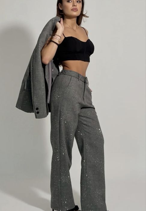 Вълнен костюм с камъни