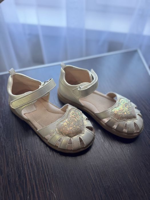 Продам туфли для девочки