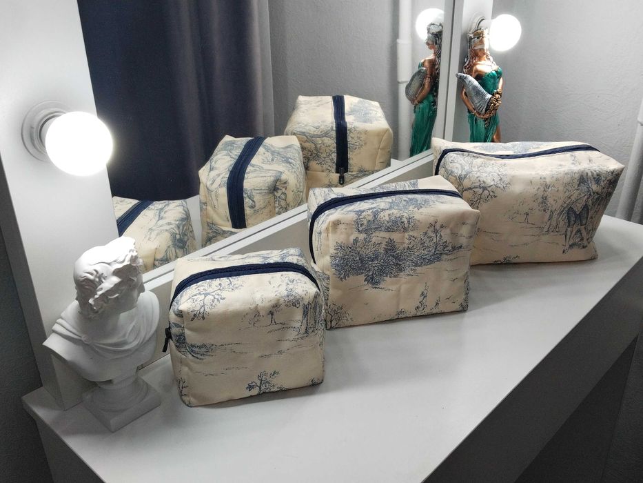 Продам косметички Диор и др.