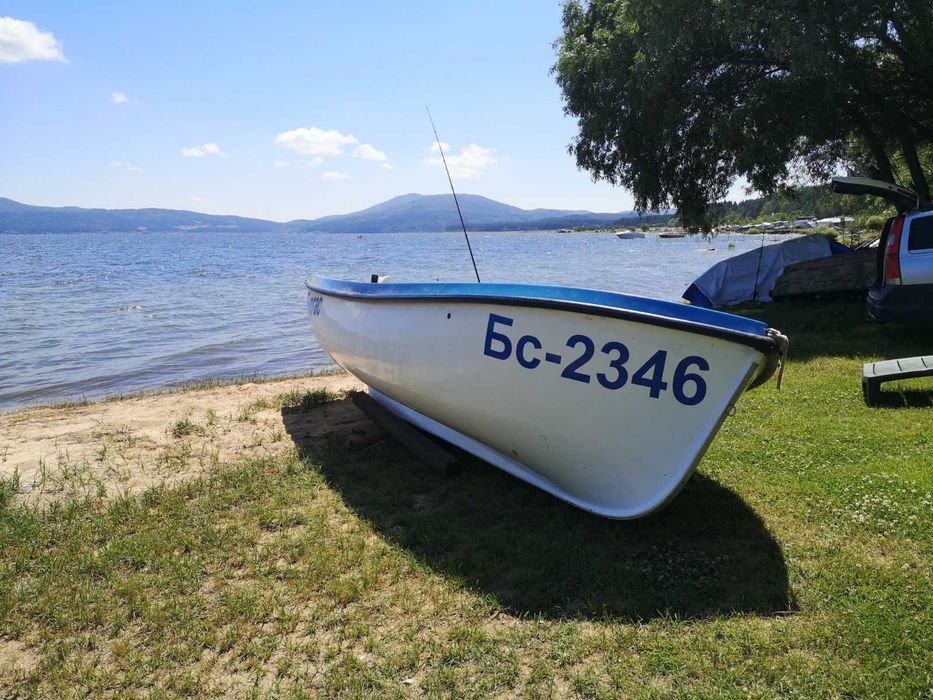 Регистрирана стъклопластова лодка Fish Boat 450 Царево + Покривало и Гребла – яз. Искър