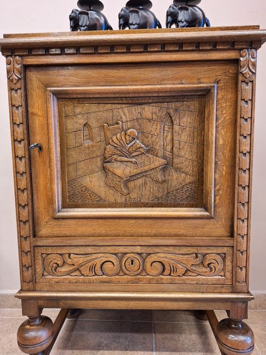 Винтидж шкаф с богата дърворезба