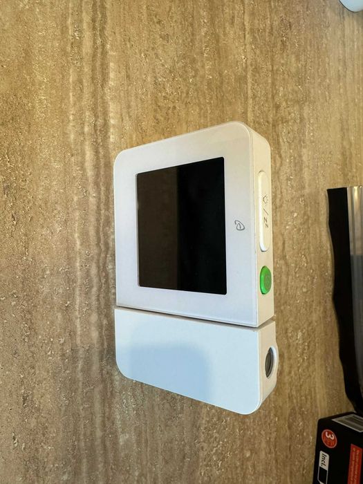 Ceas cu alarma, proiectie si termometru