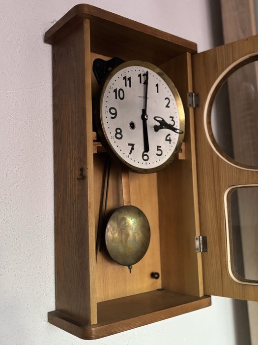 Стенен часовник с махало