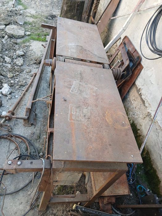 Abric de vânzare .Pentru mai multe detalii va rog sa sunați la nr de telefon: 0755484557