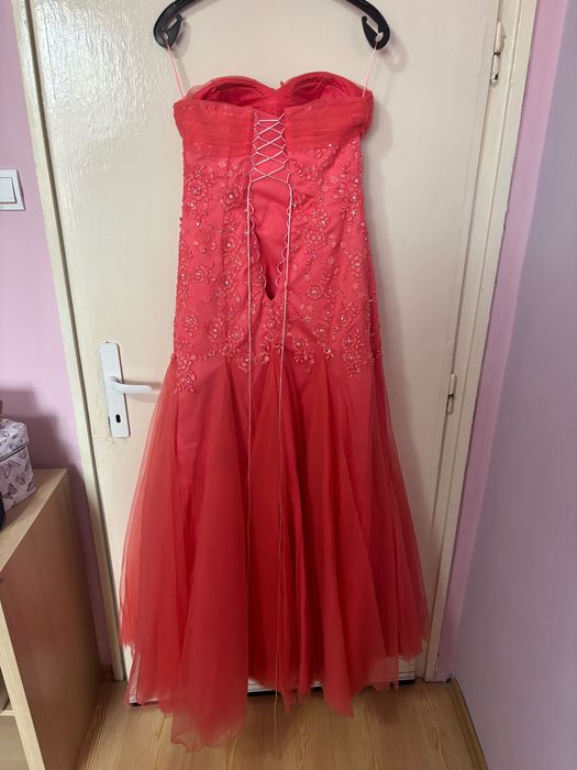 Елегантна бална рокля в цвят корал