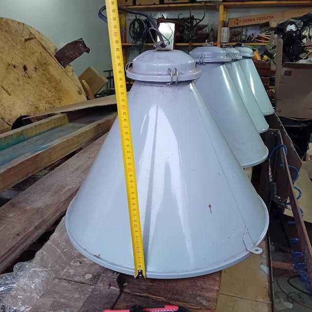 Lămpi industriale vintage