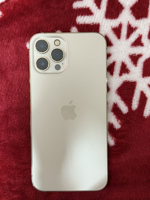 Dau la schimb 2 telefoane unul iphone 12 pro max gold 250 g,bateria este 100% Si un Nothing Phone 1 250 g