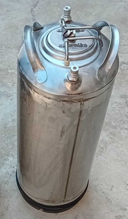 Кег за съхраняване и транспортиране  на безалкохолни напитки или бира.