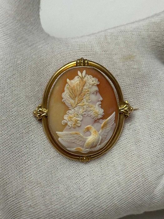 BROSA AUR 18K + CAMEE - Zeus - Sculptata in Scoica Sardonyx - Vintage