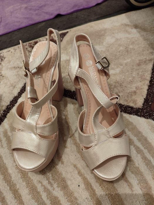 Продам босоножки