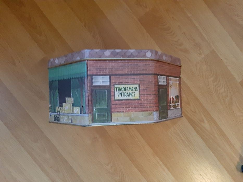 Стара английска метална кутия винтидж