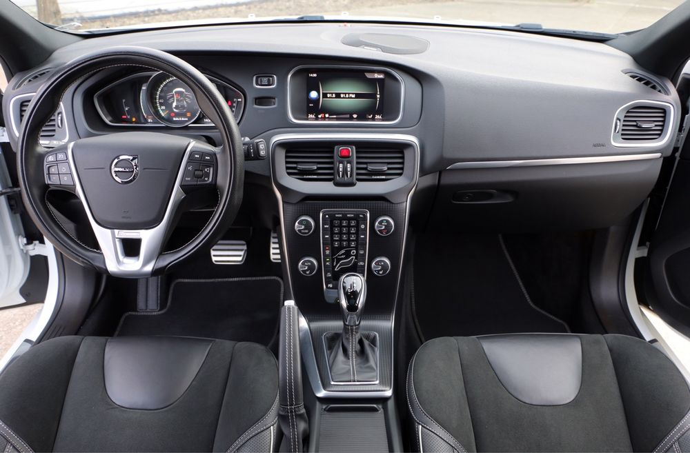 Volvo V40 2.0d D3 150 cp R-design alb perlat 10.2020