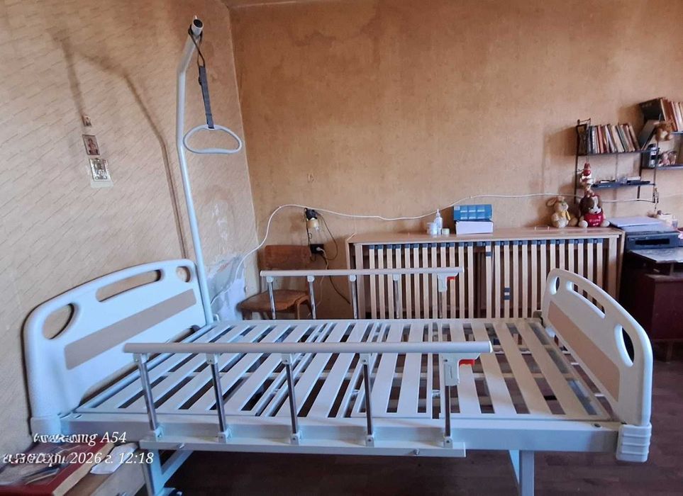 Механично болнично легло с матрак и антидекубитален дюшек