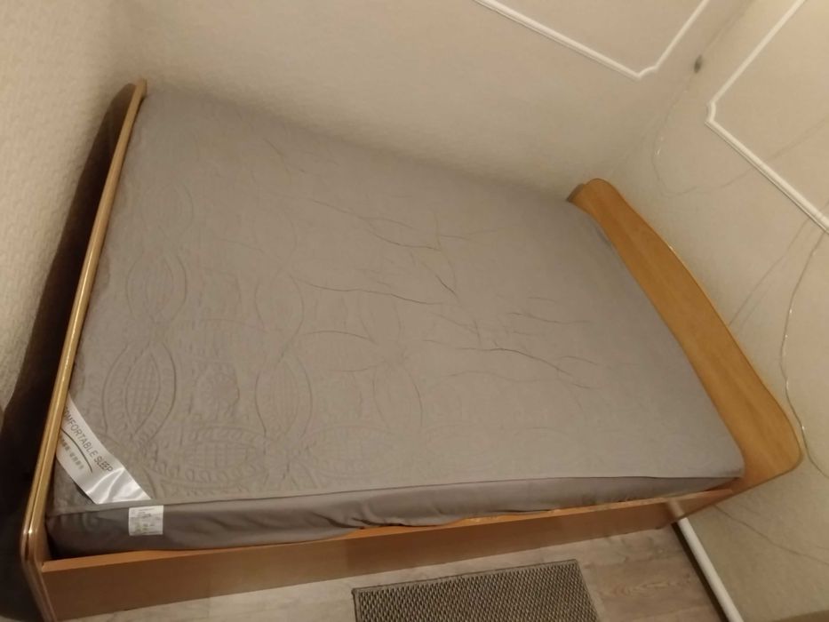 Продам кровать с беспружинным матрасом