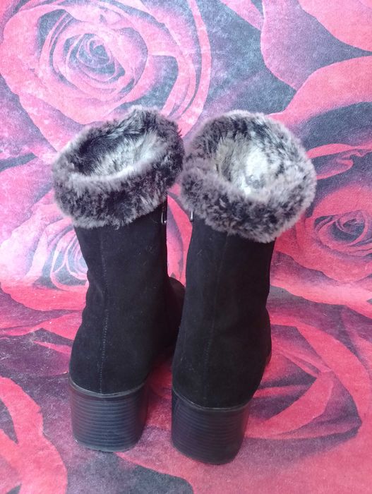 Черни Велурени боти със сиво пухче на нисък ток 42 номер
