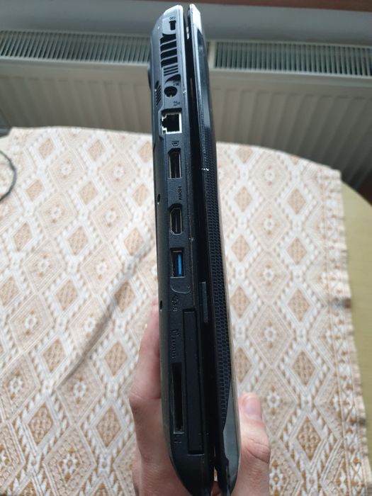 Laptop i3 4GB RAM 18"