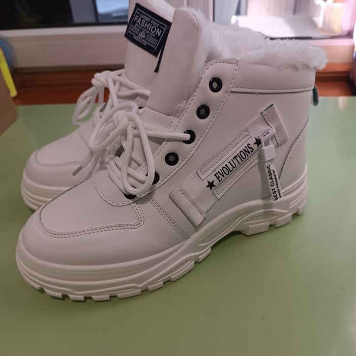 Продам стильные ботинки