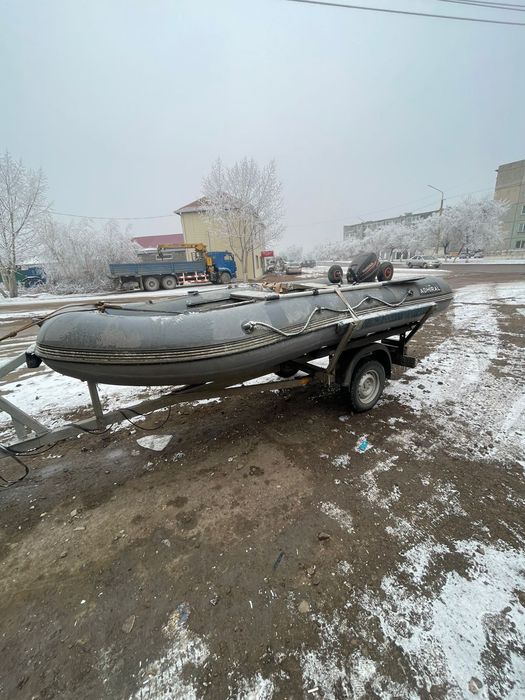 Лодка адмирал с мотором