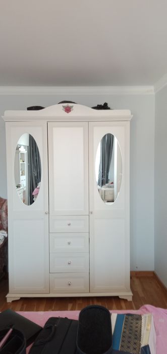 Трикрилен гардероб с размери: H-200см.;L-135см; В-60 см.