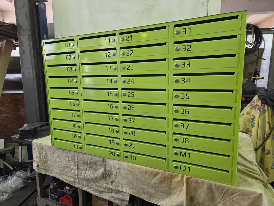 Метални пощенски кутии.