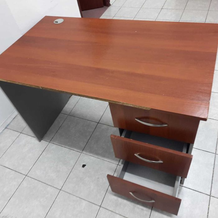 Стол письменный с 3 ящиками, стулья ИЗО