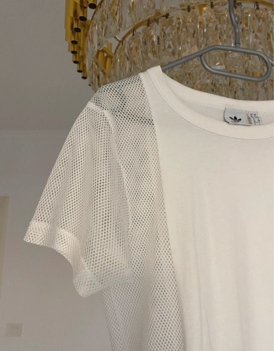Tricou Adidas Originals alb cu detaliu plasă (mesh) si logo portocaliu