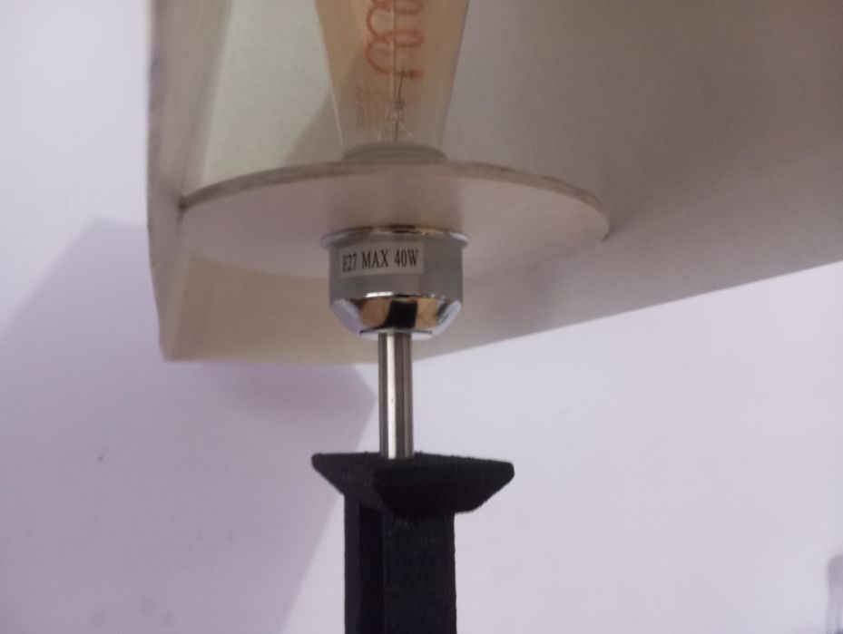 Дизайнерска геометрична настолна лампа