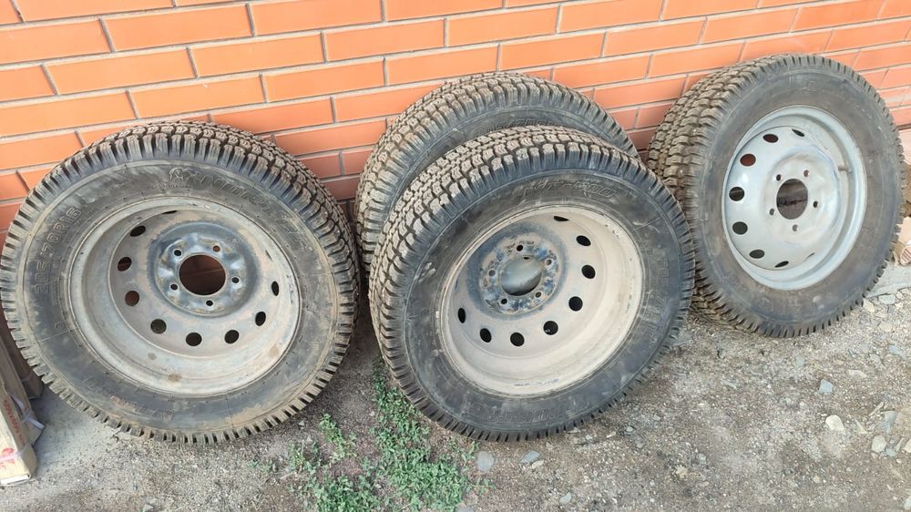 Продам резину с дисками на ниву