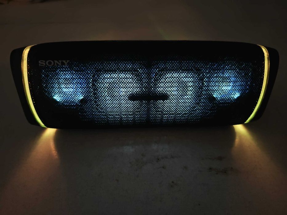 Vând boxa portabila Sony cu joc de lumini