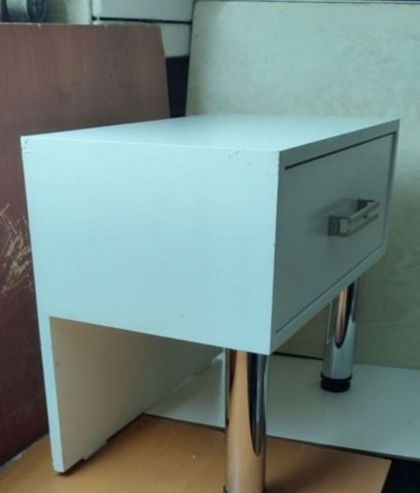 Тумбочка прикроватная.