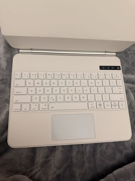ПРОДАЕТСЯ Magic Keyboard для iPad 12.9, 13