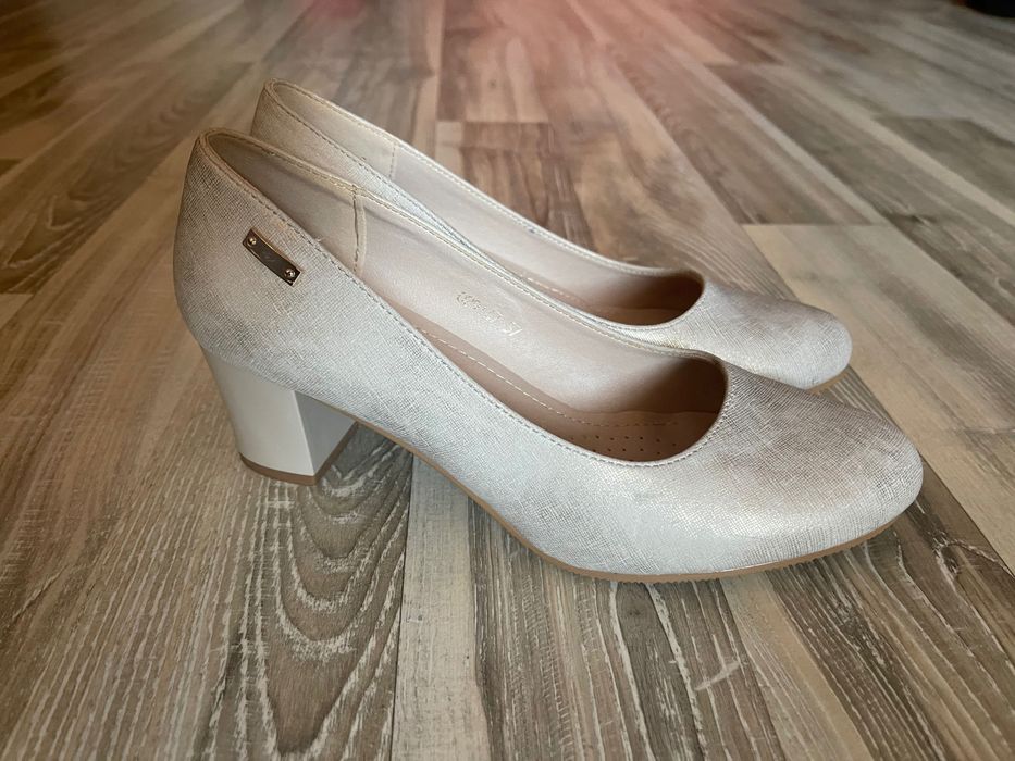 Продавам 3 чифта дамски обувки