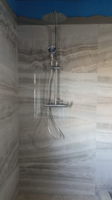 Крашу стены мрамор клею