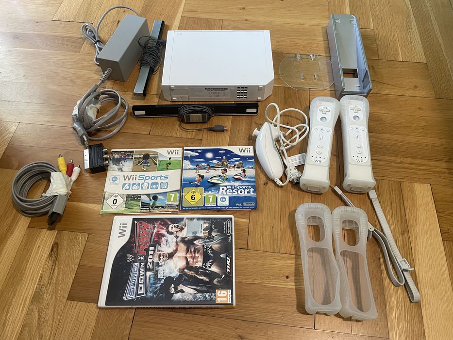 Nintendo Wii работещо с два контролера и три игри