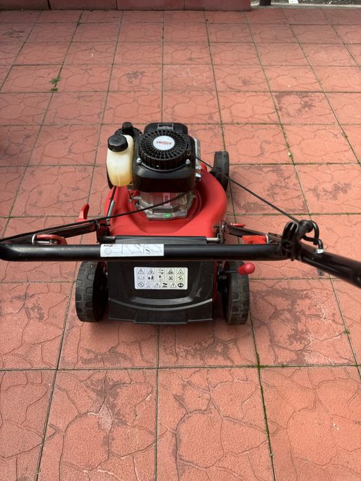 Masina tuns iarba pe benzina