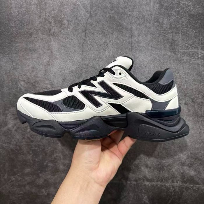Adidași New Balance 9060 alb/negru – stare foarte bună