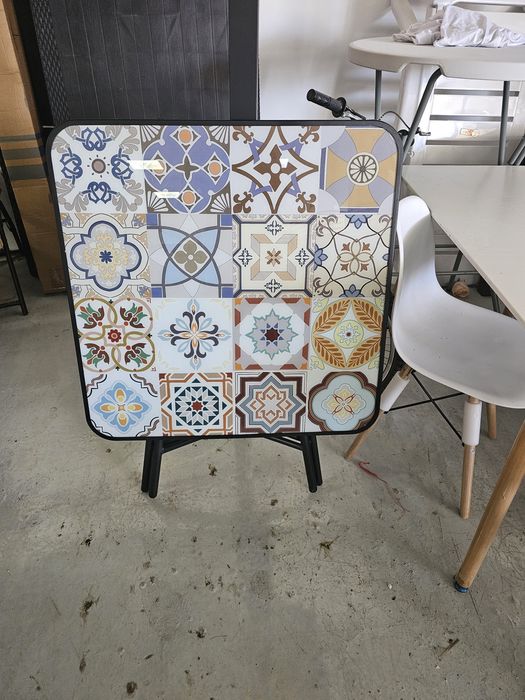 Сгъваема градинска маса 80×80 см със стъклен плот
€35 (68.45лв.)