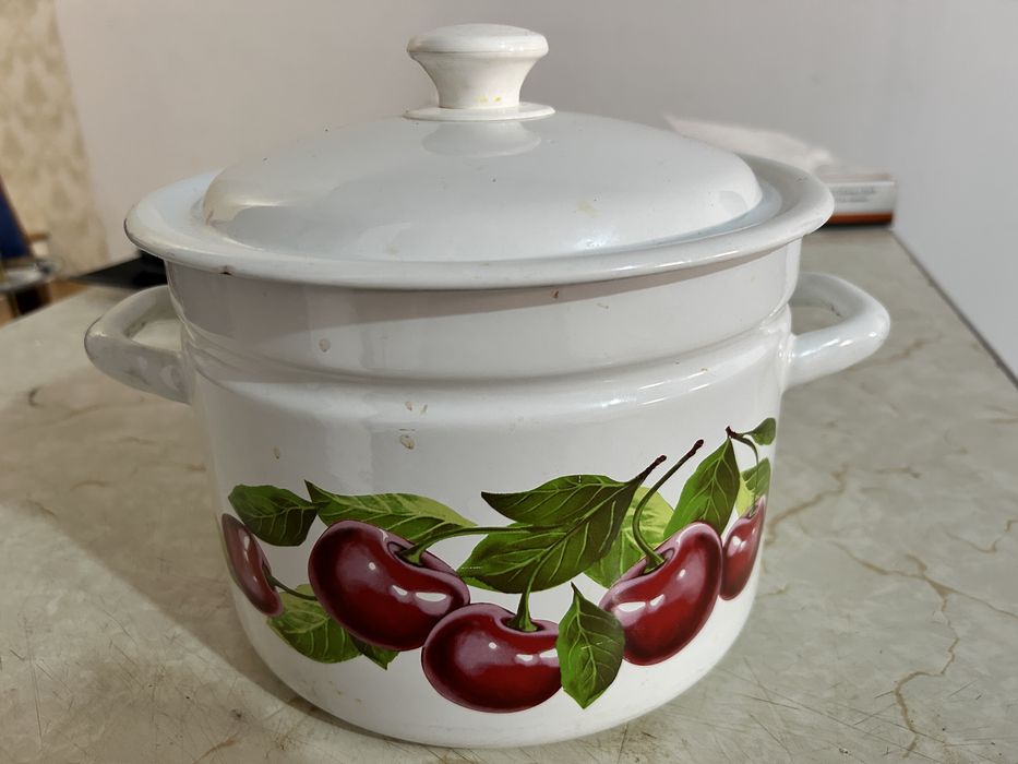 Эмалированноя кастрюля