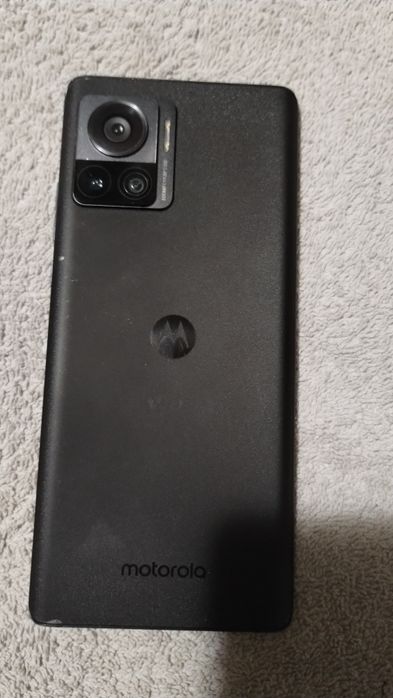 Продавам Motorola edge 30 ultra