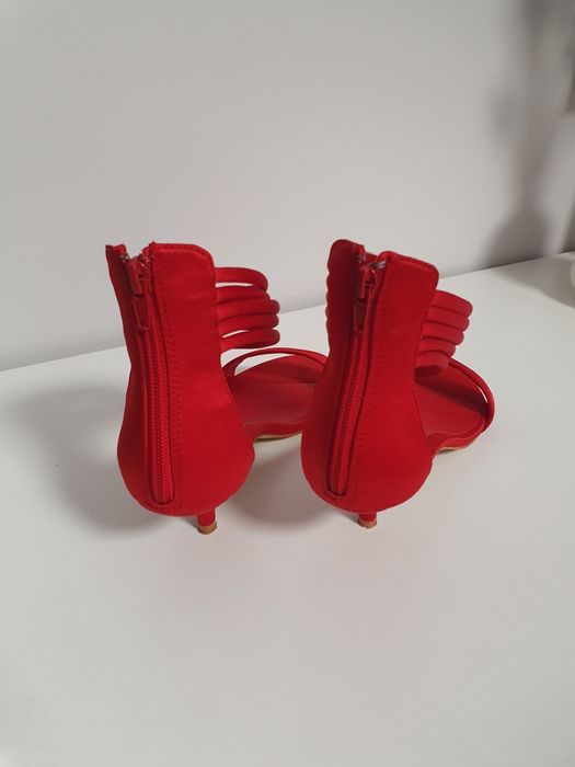 Червени дамски обувки