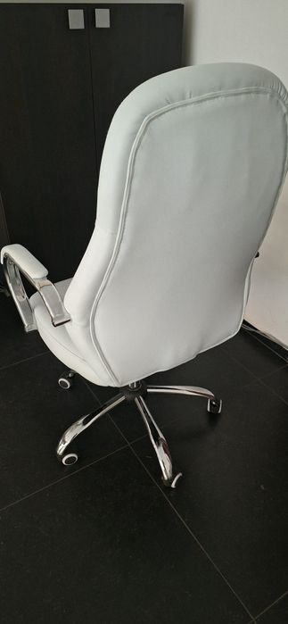 Бял стол за офиса или за дома