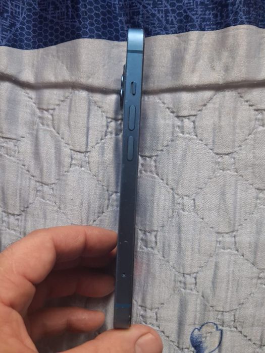 Продам IPhone 13